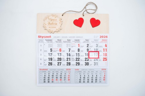 Kalendarz na 2026 rok z grawerem najlepsza babcia na świecie, przyklejone są do niego dwa czerwone serca