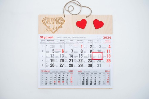 Kalendarz na 2026 rok z grawerem super babcia, przyklejone są do niego dwa czerwone serca